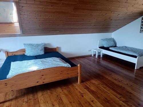 雷宁根L8 Street Apartments - Renningen的一间卧室设有一张床和木制天花板