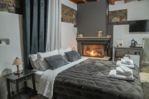 帕雷斯阿吉萨那kaimak luxury chalet的一间卧室设有一张大床和壁炉