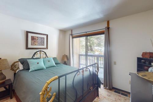 谢弗湖Shaver Haven Condominium的一间卧室设有一张床和一个大窗户