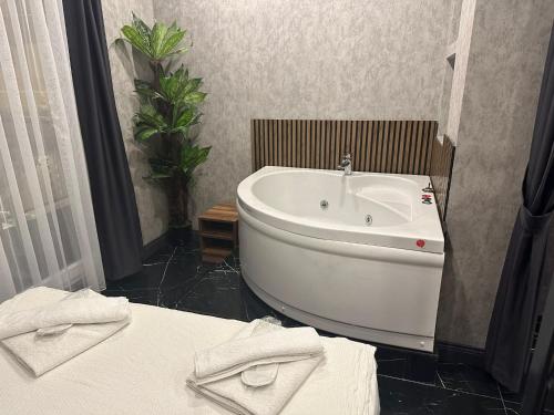 拉瑞Mrt Rain Suite的带浴缸和盥洗盆的浴室