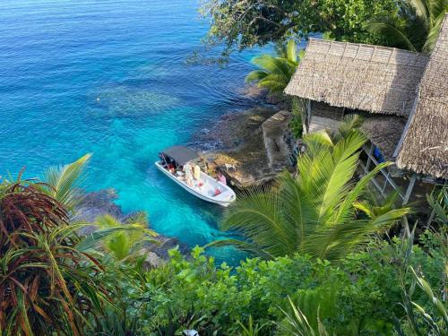 蒙达Comfortable bungalow with a beautiful view的渡假村旁边的水中的小船