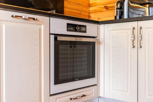 都拉斯Villa del Mar San Pietro的厨房配有白色烤箱和白色橱柜。