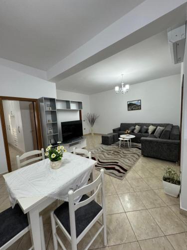 培拉特Idili Historik i Kodrës的客厅配有桌子和沙发