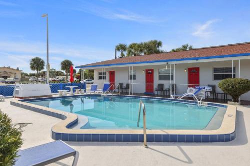 圣徒皮特海滩Sun Island Motel的一座带椅子的度假村游泳池