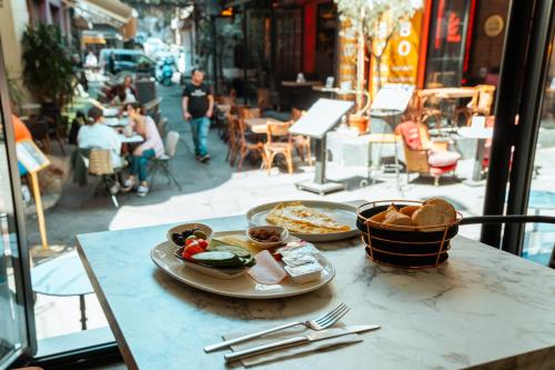 伊斯坦布尔Le Port Karaköy的上面有两盘食物的桌子