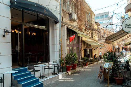 伊斯坦布尔Le Port Karaköy的大楼内带桌椅的小巷