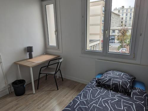 勒阿弗尔Chambre cœur du centre-ville的一间卧室配有一张床、一张书桌和一个窗户。