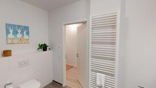 佩尔泽哈肯Südkap E-03的一间带白色墙壁和白色衣柜的浴室