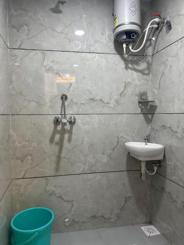 乌贾因Hotel Hakimi的浴室设有卫生间和墙上的水槽。