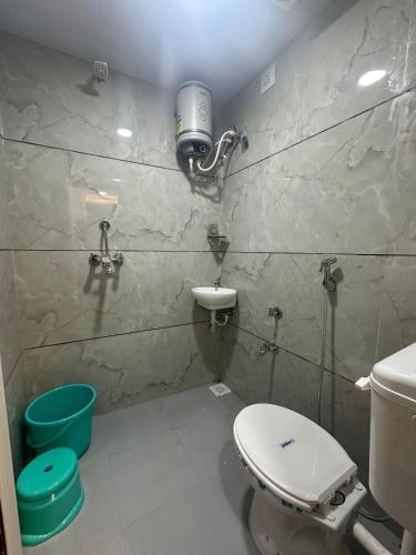 乌贾因Hotel Hakimi的一间带卫生间和水槽的浴室