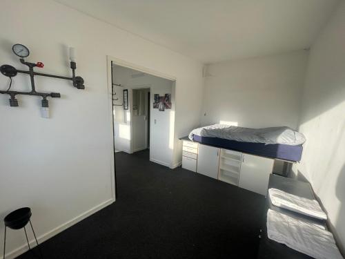哥本哈根Airport Room的客房设有双层床和走廊。
