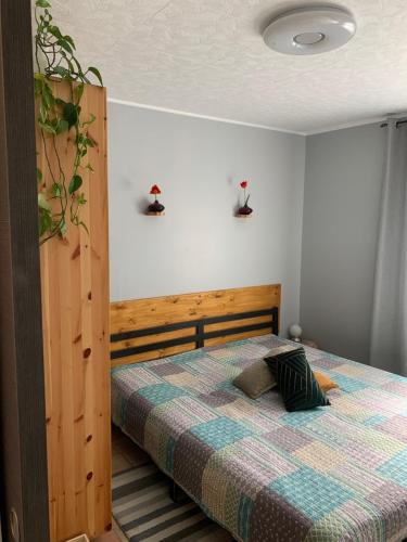 Saint-Martin-de-BrômesSous Les Chênes的一间卧室配有一张带 ⁇ 子毯子的床