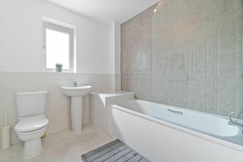 罗姆福特Cosy 3 Bedroom Spacious house.的白色的浴室设有卫生间、浴缸和水槽。