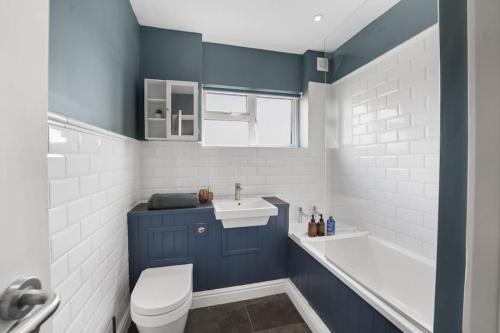 KentThe Beacon, apartment next to the seafront in Herne Bay的浴室配有卫生间、盥洗盆和浴缸。