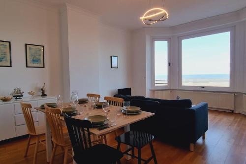 敦刻尔克l'Éclat du Littoral Vue mer - Good Home的客厅配有桌子和沙发