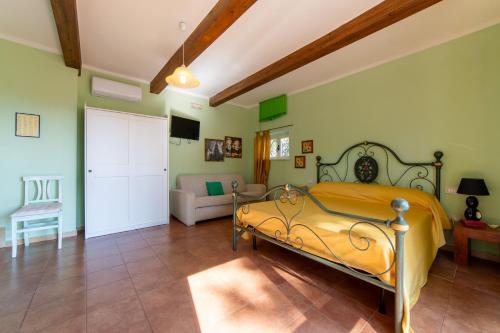 卡萨尔博迪诺伊尔特雷莫拉德拉玛莉娜酒店的一间卧室设有一张床和一间客厅。