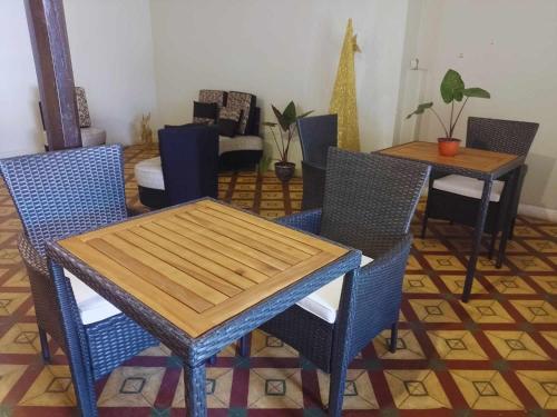 塔拉波托hotel Suyay Lodge Tarapoto的配有桌椅和沙发的房间