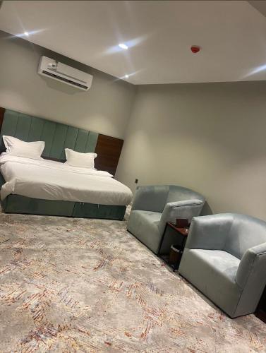 Sīdī Ḩamzahأضواء الشرق للشقق الفندقية Adwaa Al Sharq Hotel Apartments的酒店客房,配有一张床和两把椅子