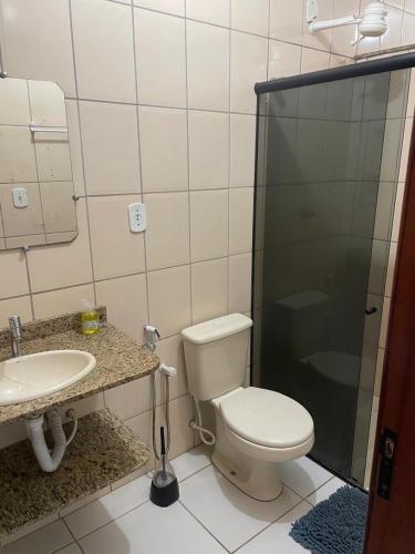 泰谢拉迪弗雷塔斯Apartamento 2 quartos的浴室配有卫生间、盥洗盆和淋浴。