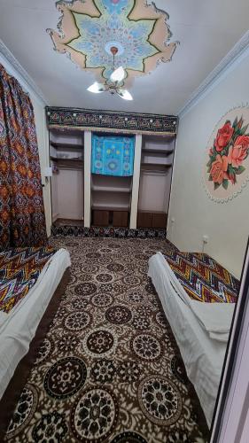 撒马尔罕Hotel Registon Zargaron的客房设有两张床和天花板。