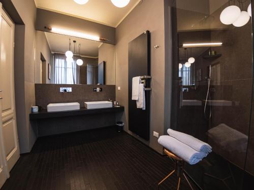 帕尔马Palazzo Gozzi Bed & Beauty的一间带两个盥洗盆和大镜子的浴室