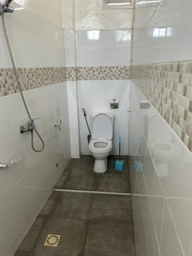 圣路易斯Chambre spacieuse avec balcon - salle de bain extérieure privée & breakfast的一间带卫生间和淋浴的小浴室