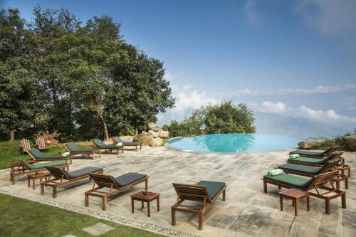 图利凯尔德瓦里卡之度假酒店 - 杜利克尔的一组躺椅,位于游泳池旁