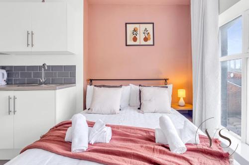 特伦特河畔斯托克Gorgeous Studio B - Wi-Fi Alton Towers Netflix的一间卧室配有一张带红色毯子的床