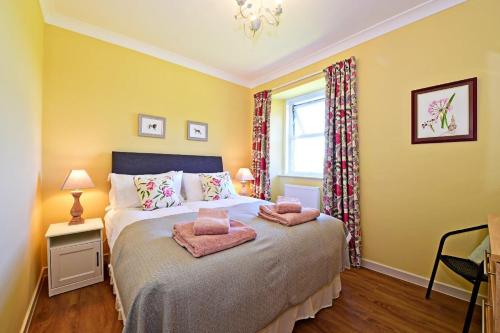 达尔基斯Fordel Cottage的一间卧室配有一张带两个枕头的床