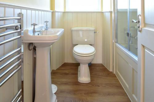达尔基斯Fordel Cottage的一间带卫生间和水槽的浴室