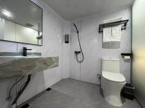 广州布丁酒店（广州洛溪地铁站店)的带淋浴、卫生间和盥洗盆的浴室