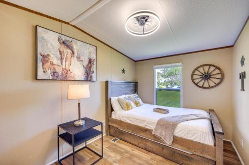 ElmendorfRanch House with Grill 5 Mi to Braunig Lake Park!的一间卧室设有一张床和一个窗口