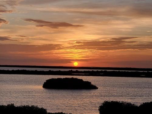 圣佩德罗Coconuts Caribe的小岛的海面上日落