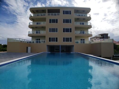 圣佩德罗Coconuts Caribe的大楼前设有游泳池的酒店
