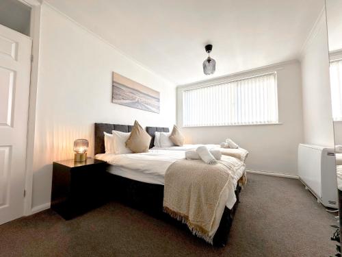 伯明翰Contemporary and Cosy Birmingham Apartment- Free Parking & Wi-FI的一间卧室设有一张大床和一个窗户。