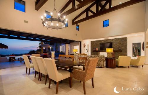 圣何塞德尔卡沃Casa de Sueños Seaview Villa Puerto Los Cabos的一间带桌椅的用餐室