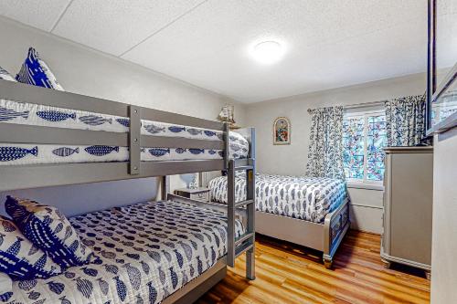 大洋城Assateague House 205的一间卧室设有两张双层床和一扇窗户。