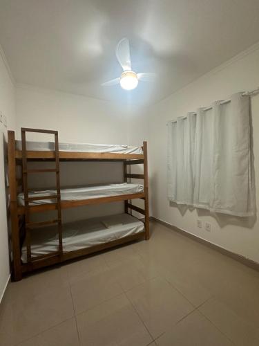 圣卡洛斯Apto Apólo - 3 dorm Wifi的客房设有双层床和吊扇。
