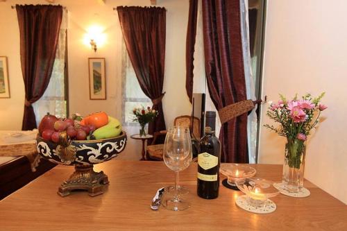 贝特莱切姆哈格利利特橡树之荫山林小屋的一张桌子,上面放着一碗水果和酒杯