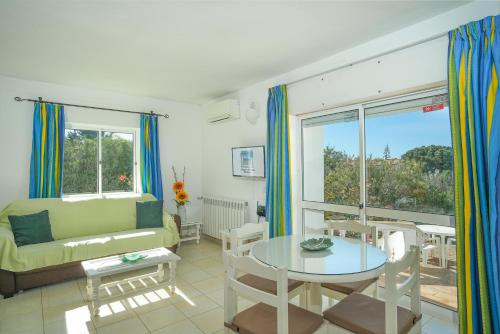 卢斯Casas do Ramalhete的客厅配有沙发和桌子