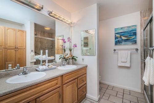 奥欣赛德Spacious & Pet Friendly Oceanside Home的一间带两个盥洗盆和大镜子的浴室
