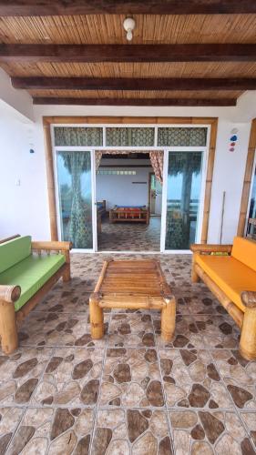 莫姆皮切Casa Gaia: Un Paraiso的客厅配有长凳和桌子