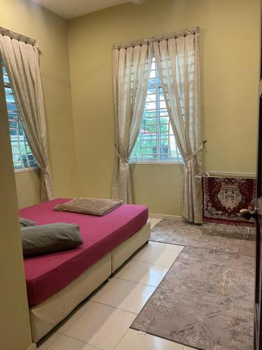 亚娄TDH Homestay Arau FREE Wifi的一间卧室设有一张床和一个窗口