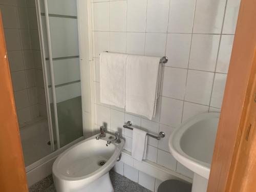 里斯本罗西公寓的白色的浴室设有卫生间和水槽。