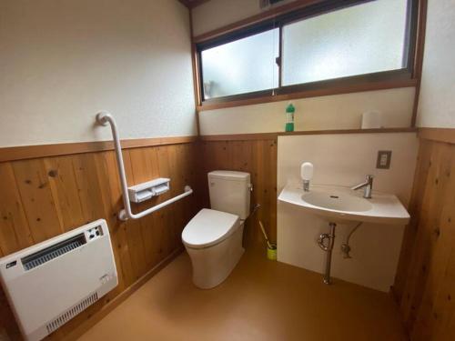 伊那市Irori 新山ふるさと体験館的一间带卫生间和水槽的浴室