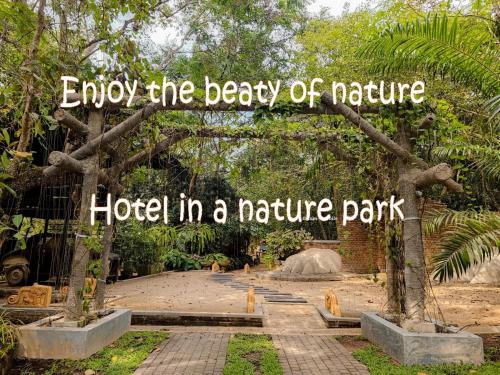 尼甘布Ceylon Kingsmen Garden Hotel - Katunayake的自然公园里自然酒店的孩子