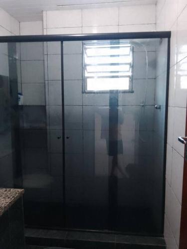 里约热内卢Casa Grande e Confortável的浴室内带窗户的玻璃淋浴间