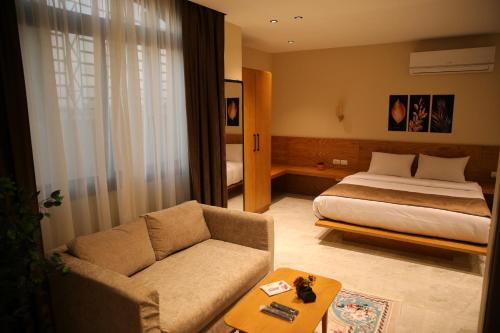 开罗Regal view Aparthotel的酒店客房,配有床和沙发
