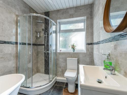 诺丁汉Forest View Cottage的带淋浴、卫生间和盥洗盆的浴室