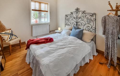 Stenkullen1 Bedroom Awesome Apartment In Stenkullen的卧室配有带蓝色枕头的大型白色床